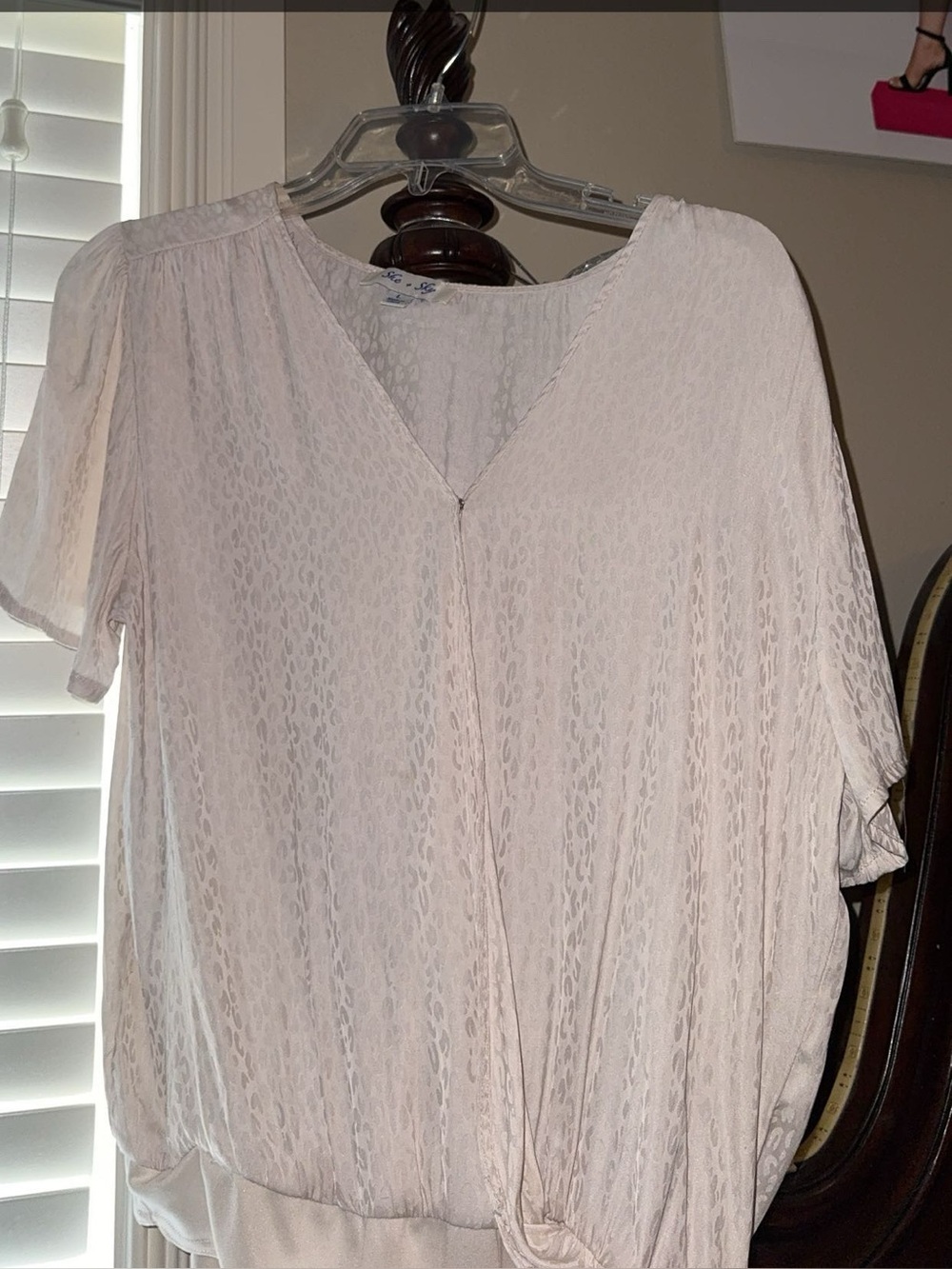 She + Sky Cream Lace-Texture V-Neck Bodysuit
